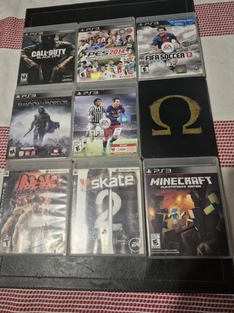 Consola PS3 con juegos y dos controles - 3