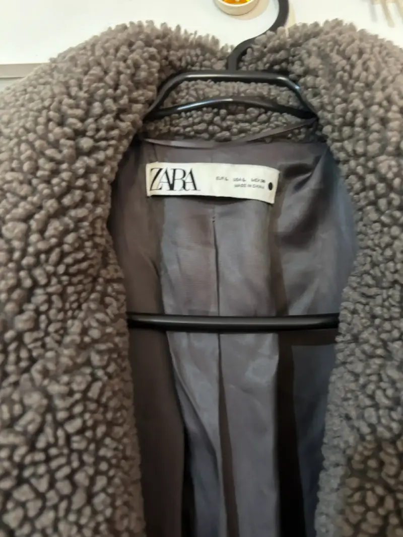 Abrigo de lana gris Zara estilo teddy - 2