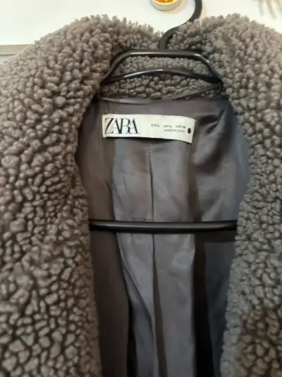 Abrigo de lana gris Zara estilo teddy - miniatura 2