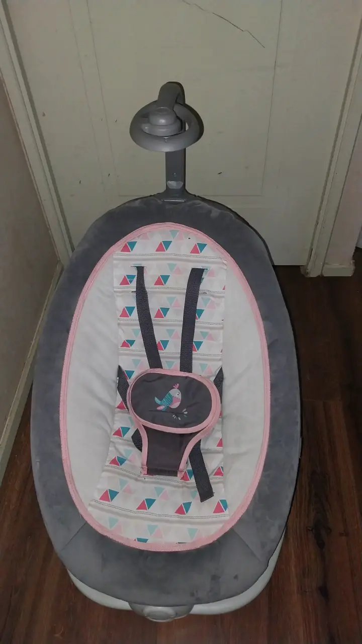 Silla mecedora para bebé con diseño geométrico - 1