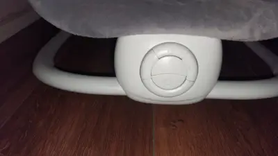 Silla mecedora para bebé con diseño geométrico - miniatura 2