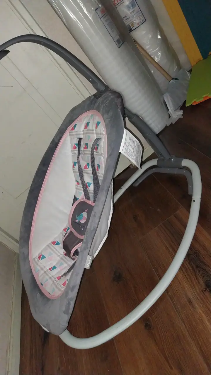 Silla mecedora para bebé con diseño geométrico - 3