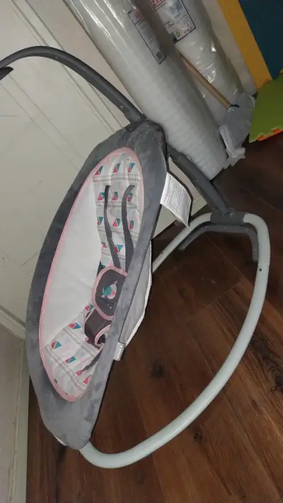 Silla mecedora para bebé con diseño geométrico - miniatura 3