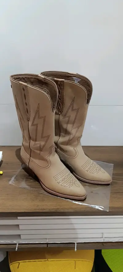 Botas vaqueras de cuero beige con diseño bordado - miniatura 1