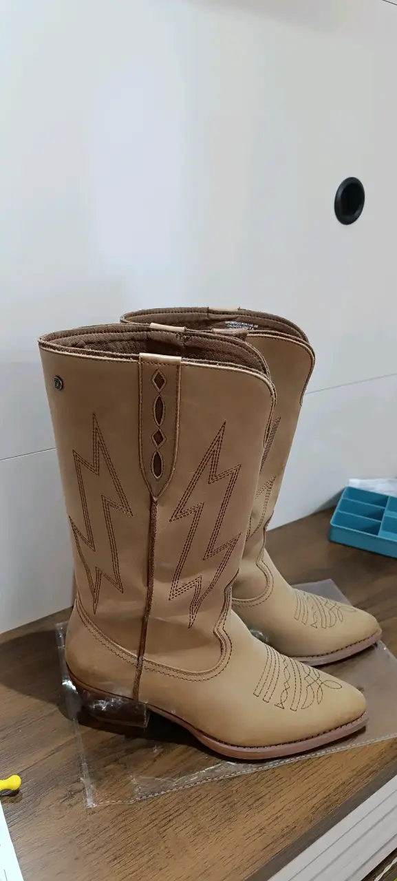 Botas vaqueras de cuero beige con diseño bordado - 2
