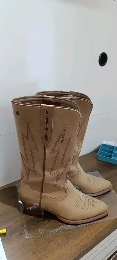Botas vaqueras de cuero beige con diseño bordado - miniatura 2