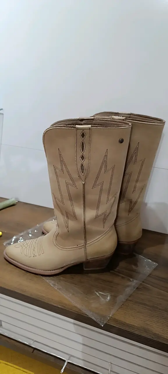 Botas vaqueras de cuero beige con diseño bordado - 4