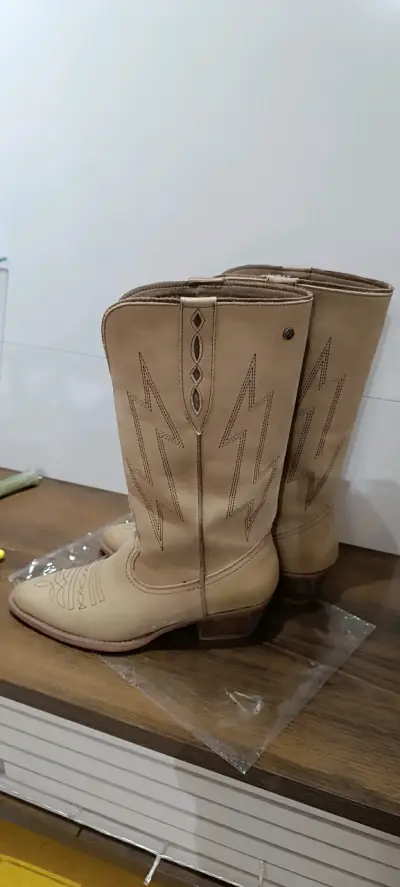 Botas vaqueras de cuero beige con diseño bordado - miniatura 4