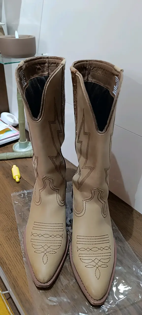 Botas vaqueras de cuero beige con diseño bordado - 5
