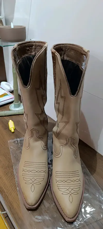 Botas vaqueras de cuero beige con diseño bordado - miniatura 5