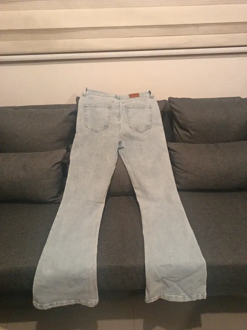 Pantalones blancos y jeans acampanados para mujer - 3