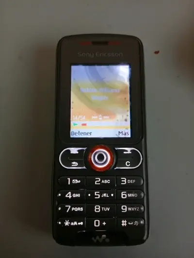 Teléfono Sony Ericsson Walkman en buen estado - miniatura 1