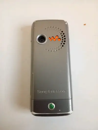 Teléfono Sony Ericsson Walkman en buen estado - miniatura 2