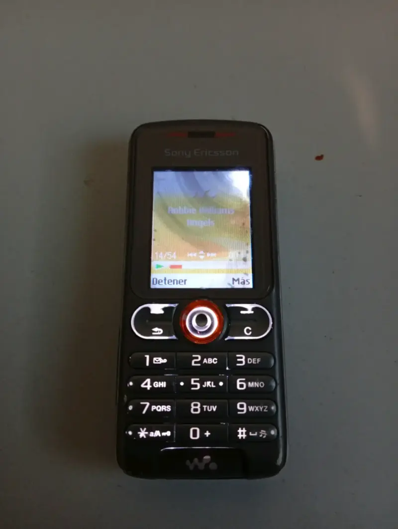 Teléfono Sony Ericsson Walkman en buen estado - 3