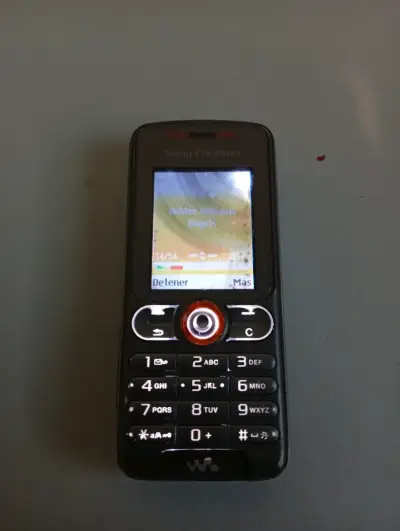 Teléfono Sony Ericsson Walkman en buen estado - miniatura 3