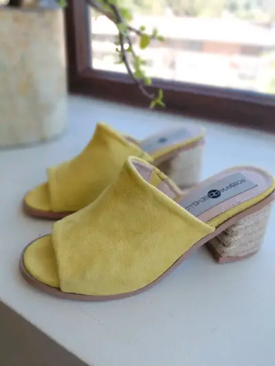 Sandalias amarillas de tacón medio Bossana - miniatura 1