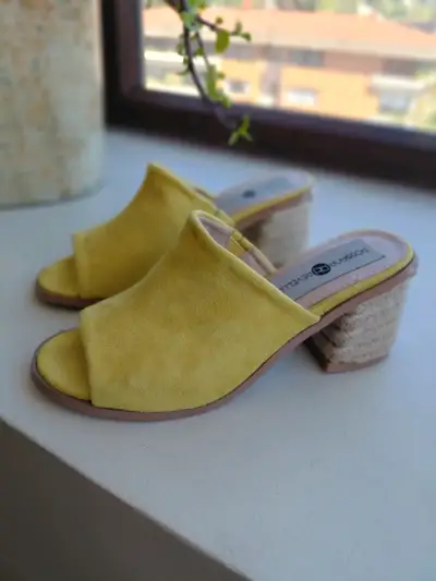 Sandalias amarillas de tacón medio Bossana - miniatura 2