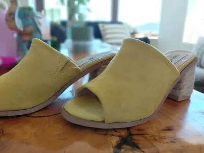 Sandalias amarillas de tacón medio Bossana - miniatura 4