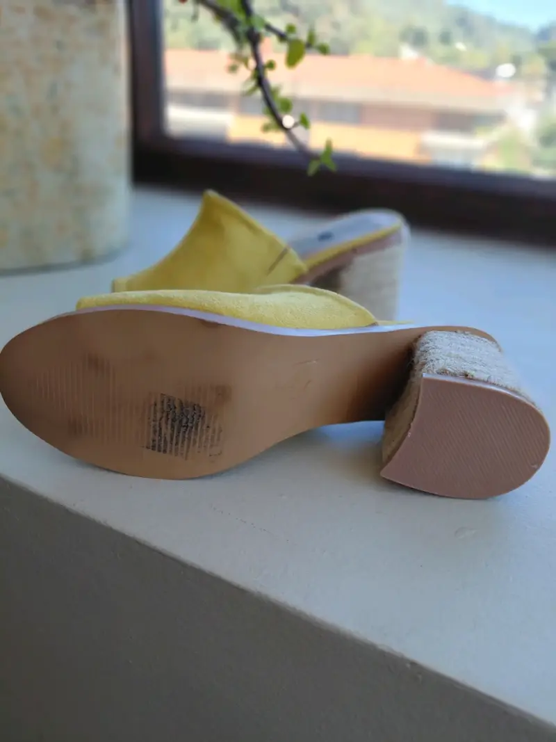 Sandalias amarillas de tacón medio Bossana - 6