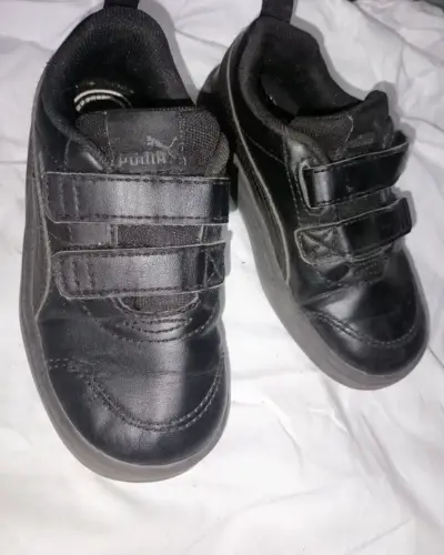 Zapatillas negras para niños Puma con velcro - miniatura 1
