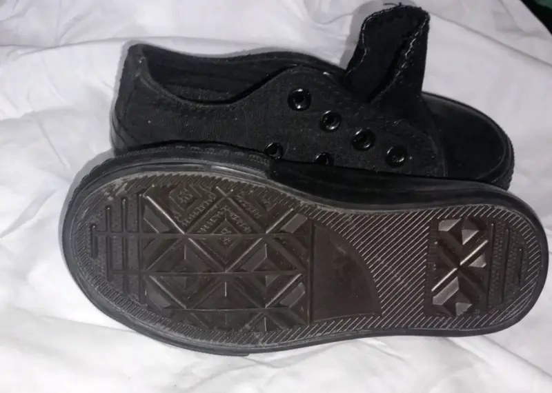 Zapatillas negras para niños Puma con velcro - 2