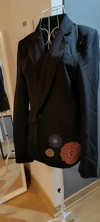 Blazer negro con diseño bordado - miniatura 1