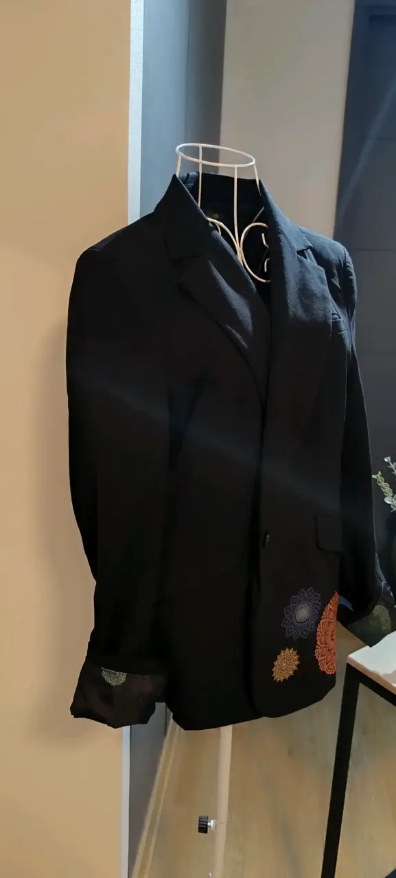 Blazer negro con diseño bordado - 2
