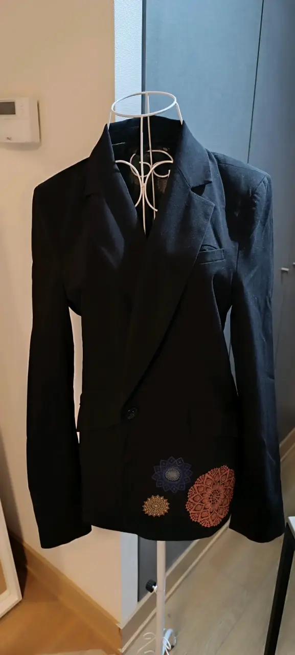 Blazer negro con diseño bordado - 3