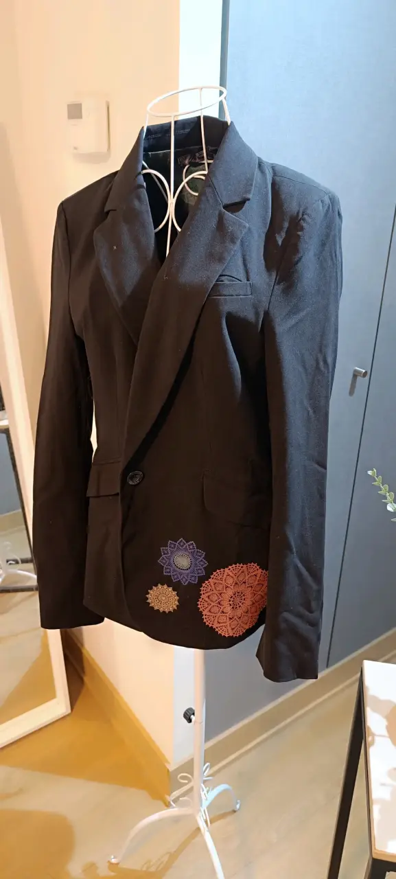 Blazer negro con diseño bordado - 4