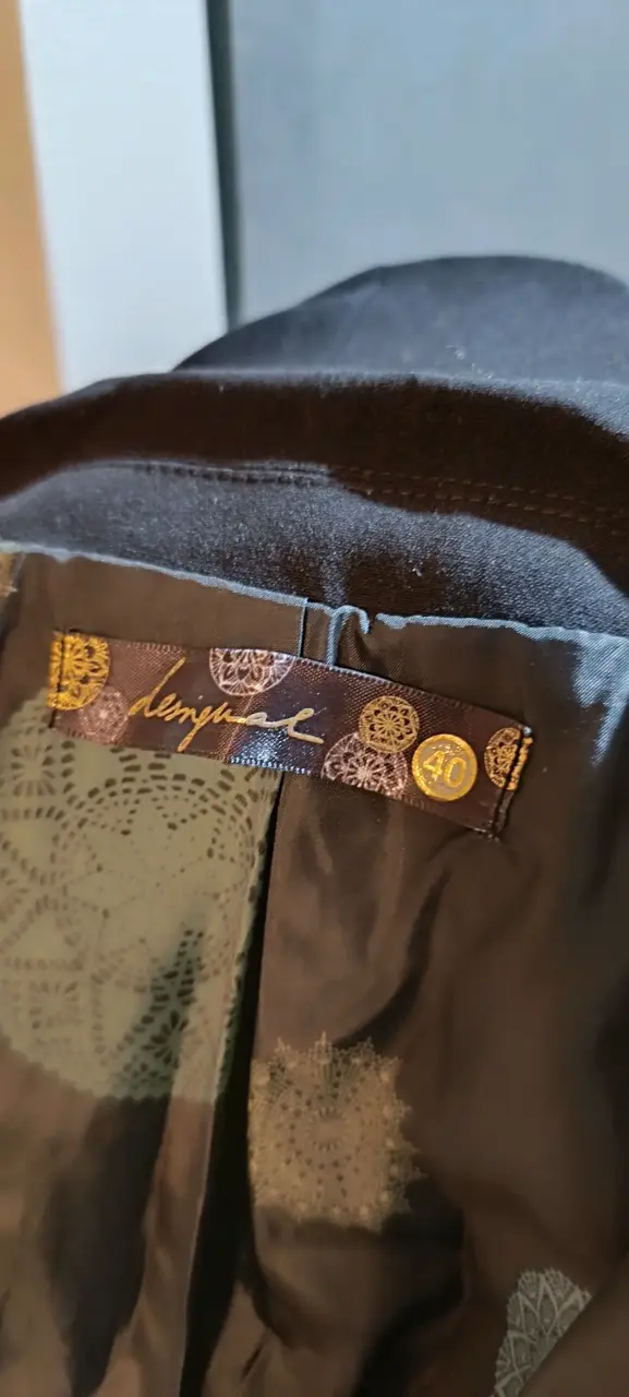 Blazer negro con diseño bordado - 5