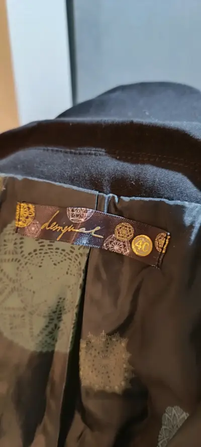 Blazer negro con diseño bordado - miniatura 5