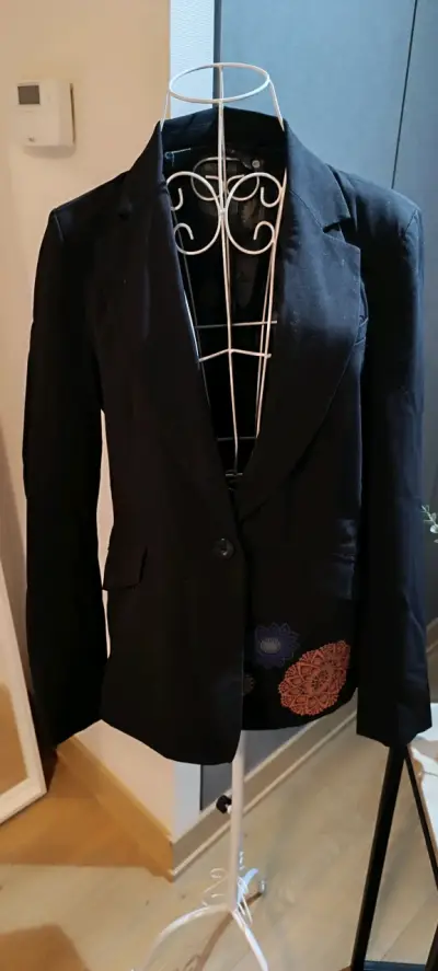 Blazer negro con diseño bordado - miniatura 6