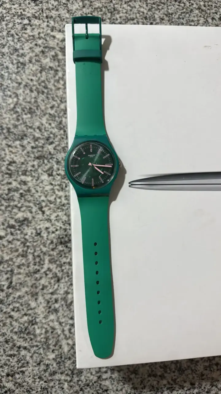 Reloj verde con correa de silicona - 1