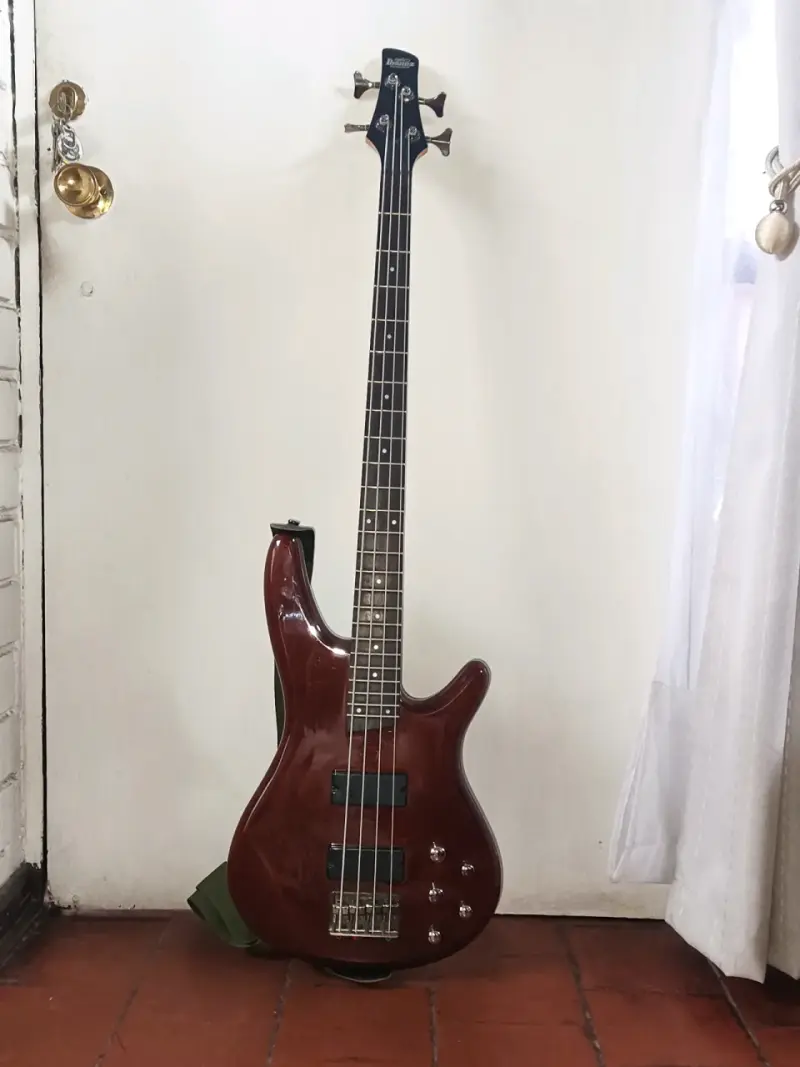 Bajo Ibanez GIO GSR250 + Amplificador Laney BC 50 - 2
