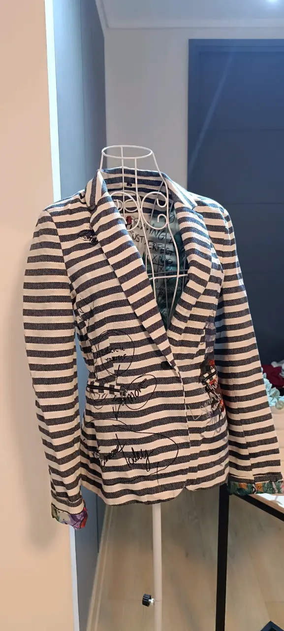 Blazer a rayas blanco y negro con diseño floral - 1