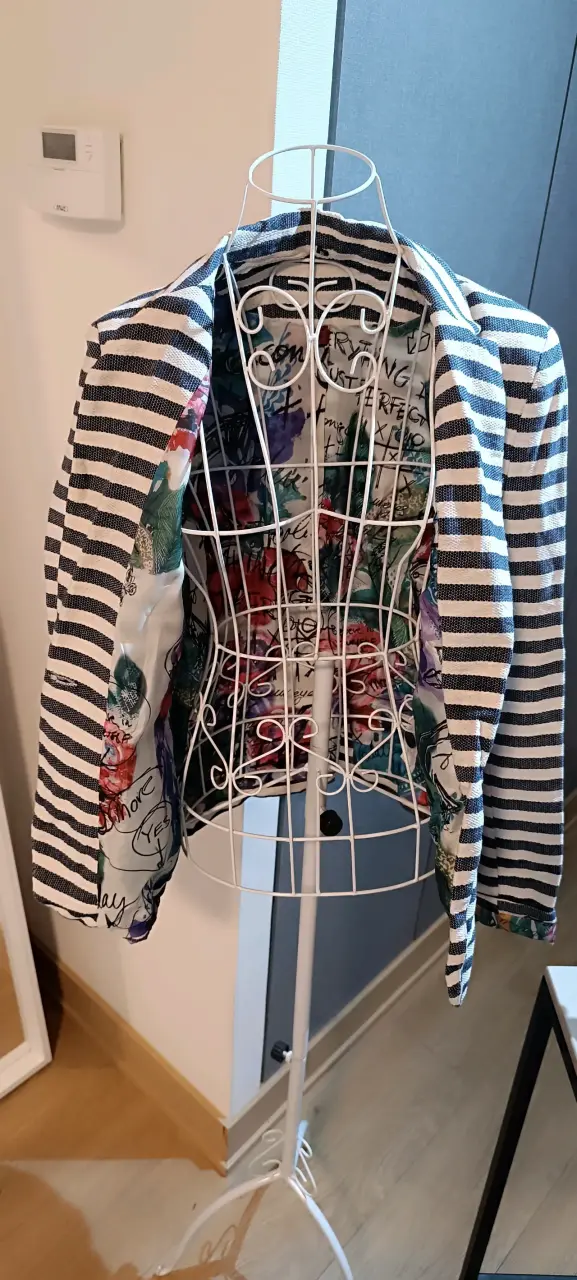 Blazer a rayas blanco y negro con diseño floral - 2