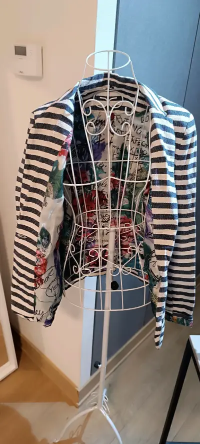 Blazer a rayas blanco y negro con diseño floral - miniatura 2