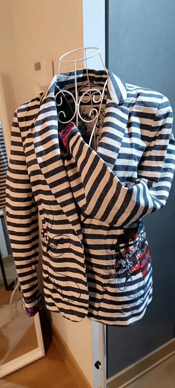Blazer a rayas blanco y negro con diseño floral - 3
