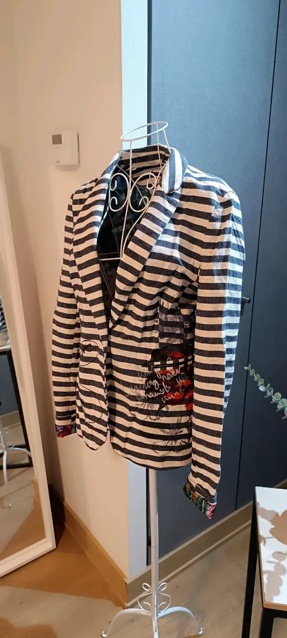 Blazer a rayas blanco y negro con diseño floral - 5