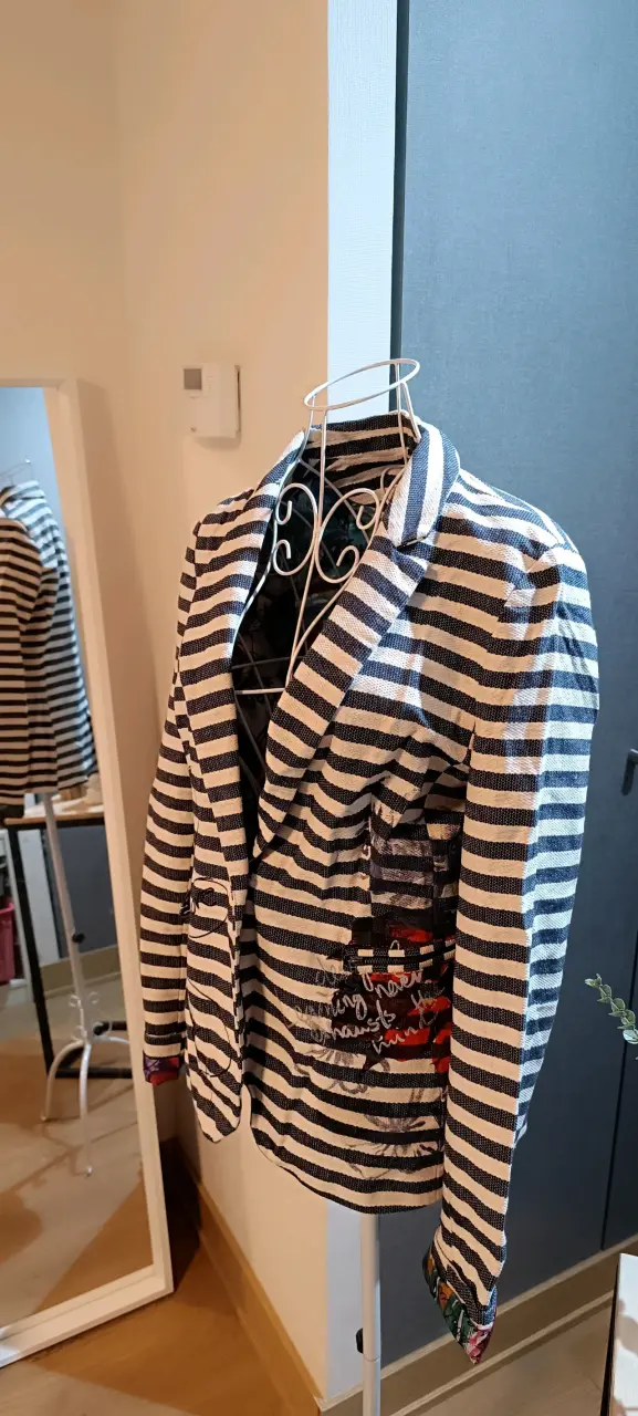 Blazer a rayas blanco y negro con diseño floral - 6