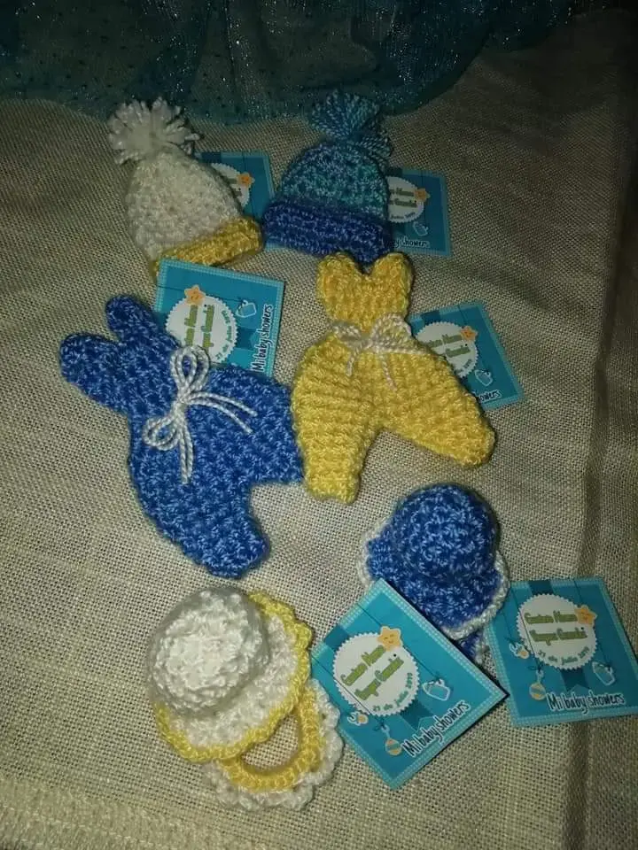 Recuerdos tejidos para baby shower en colores variados