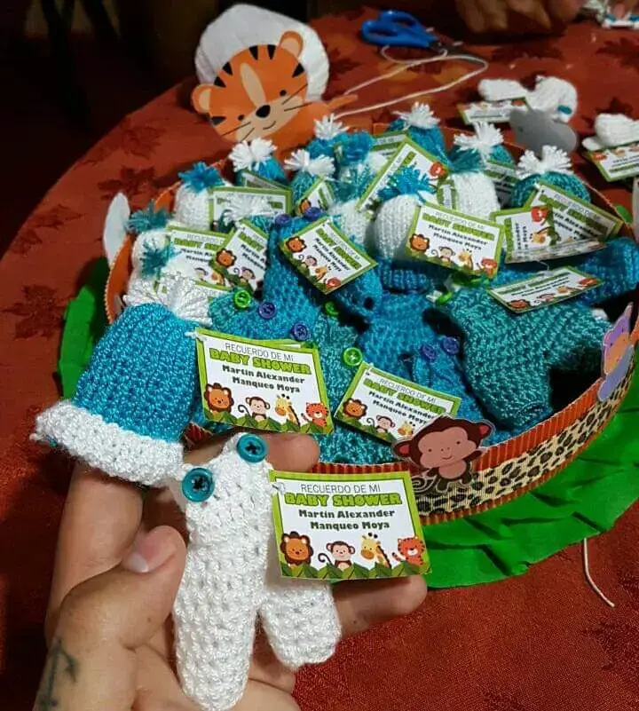 Recuerdos tejidos para baby shower en colores variados - 2