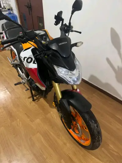 Moto Honda CB190R Repsol en buen estado - miniatura 2