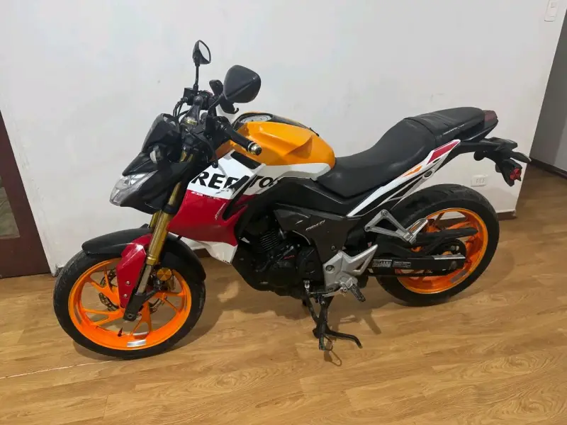 Moto Honda CB190R Repsol en buen estado - 3