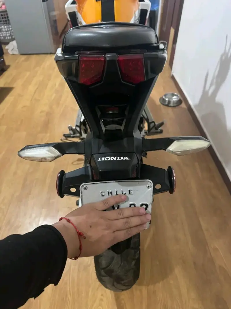 Moto Honda CB190R Repsol en buen estado - 4