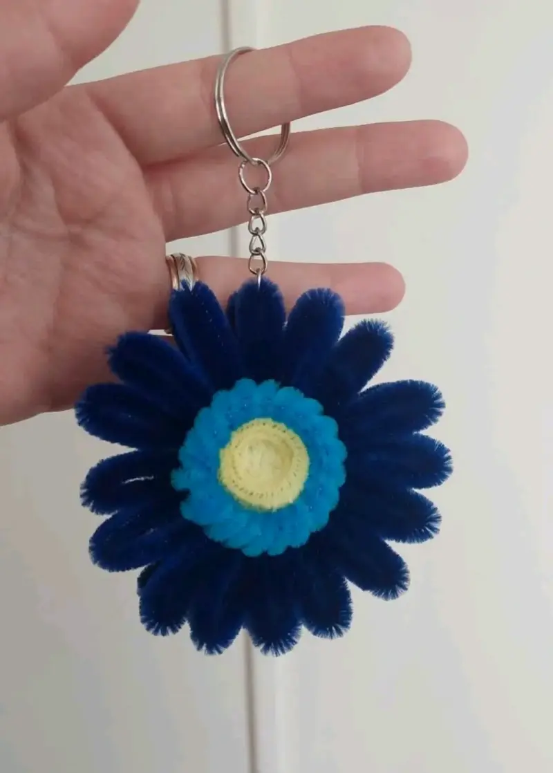 Llavero de flor azul hecho a mano