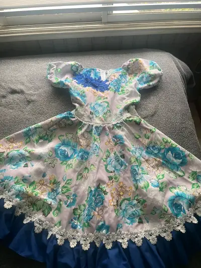 Vestido de cueca floral azul y blanco - miniatura 2