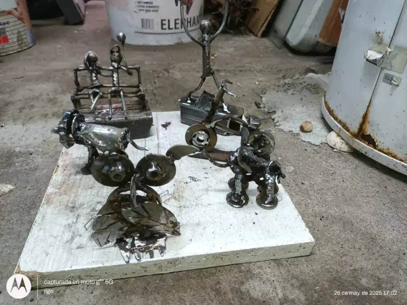 Esculturas de metal reciclado estilo artesanal - 1