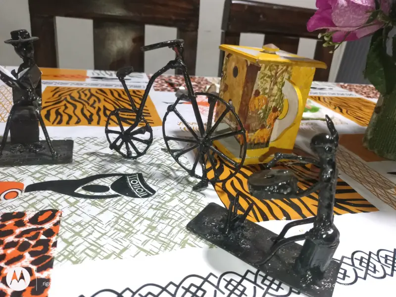 Esculturas de metal reciclado estilo artesanal - 3