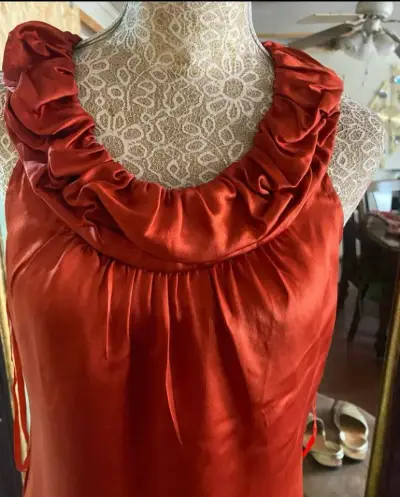 Blusa de seda terracota con volantes - miniatura 2